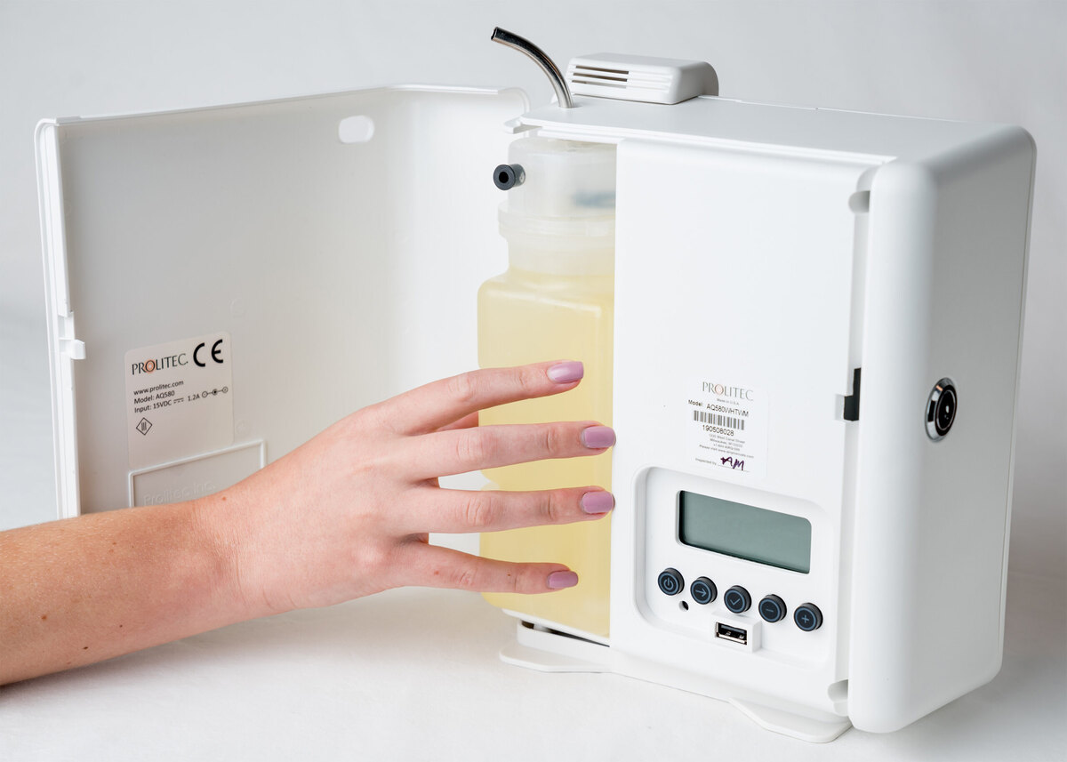 Geöffnetes VARIO AirQ beim Wechsel der Duftkartusche