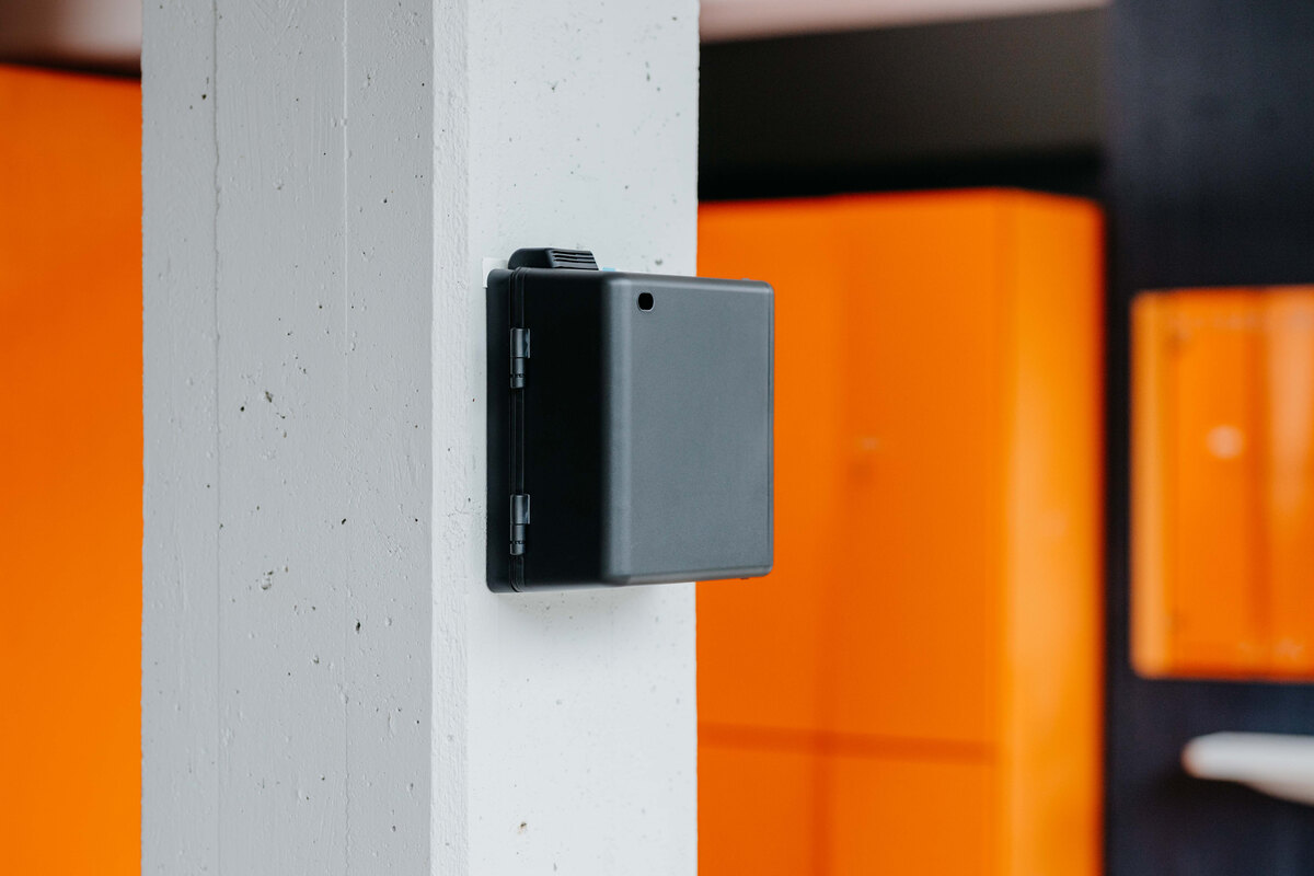 VARIO AirQ an einer Wand in einem Verkaufsraum