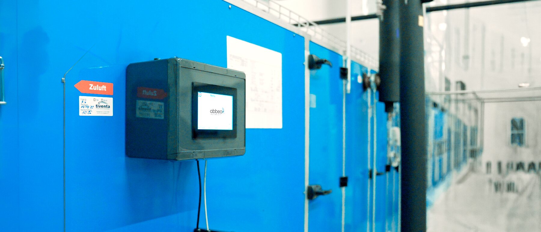 AQC 26 montiert an einer Lüftungsanlage, Touch-Display mit abbeo-Startbildschirm